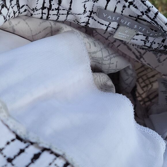 Valerie Steven's Stretchy White & Black  Capris - Picture 5 of 6